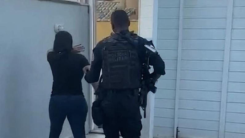 Momento em que "Dama do Crime" é presa no RJ