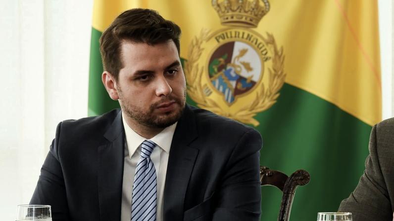 Filipe Martins foi preso por supostamente utilizar o LinkedIn. Defesa diz que último acesso à rede foi em 2024 e apresenta relatório. (Foto: Dammer Martins/MRE)