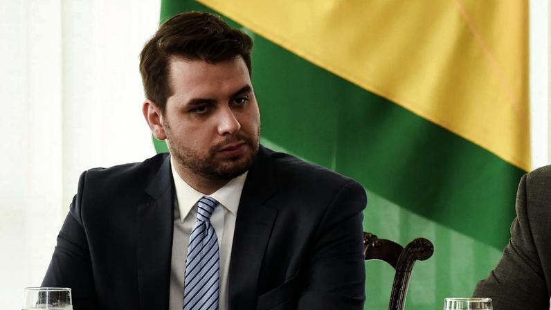 Filipe Martins foi preso por supostamente utilizar o LinkedIn. Defesa diz que último acesso à rede foi em 2024 e apresenta relatório. (Foto: Dammer Martins/MRE)