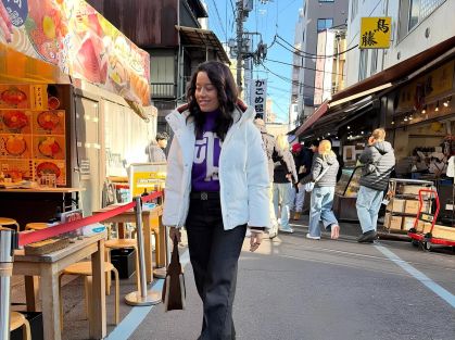 Daniela Filomeno no exterior do Mercado de Tsukiji, em Tóquio