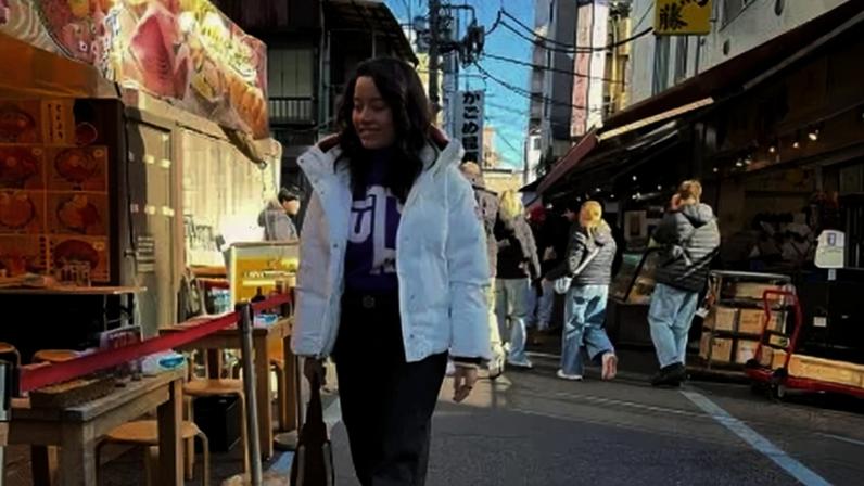 Daniela Filomeno no exterior do Mercado de Tsukiji, em Tóquio
