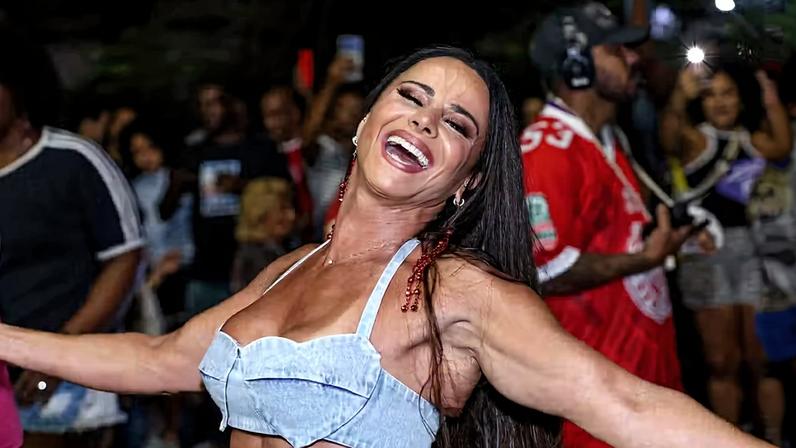 Viviane Araujo em ensaio de rua do Salgueiro — Foto: Daniel Pinheiro/BrazilNews