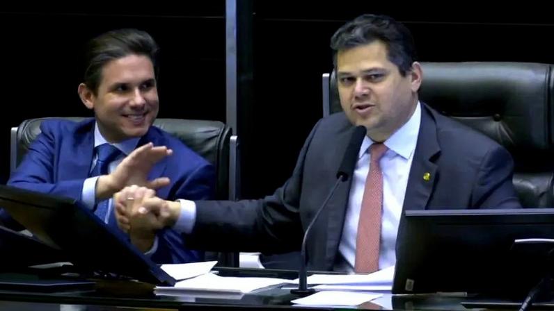 O presidente da Câmara, Hugo Motta, e do Senado, Davi Alcolumbre, deverão conduzir a derrubada do veto à dosimetria na próxima sessão conjunta do Congresso Nacional. (Foto: reprodução/Youtube TV Senado)