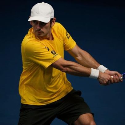 De Minaur vence em simples e duplas; tchecos também avançam