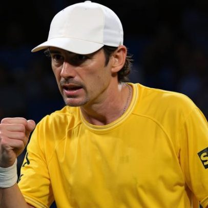 De Minaur vence Hurkacz e define a decisão nas duplas mistas