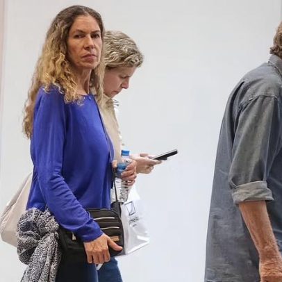 Deborah Bloch é fotografada em passeio com o pai Jonas Bloch e a madrasta