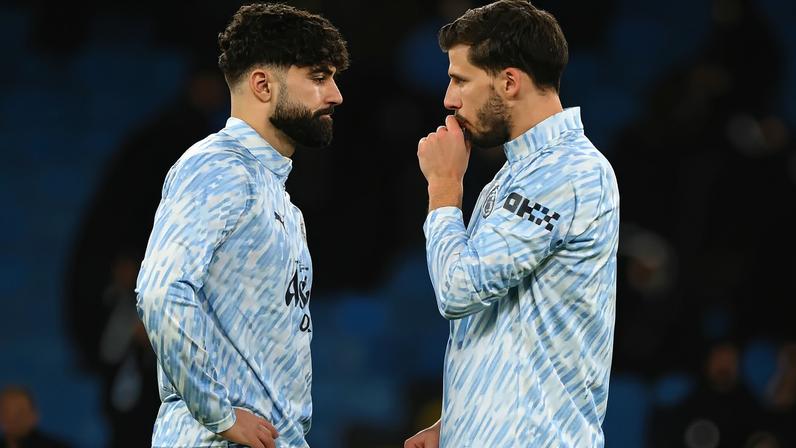 Joško Gvardiol conversa com o técnico Pep Guardiola após se machucar durante a partida contra o Chelsea (Foto: Oli Scarff/AFP)