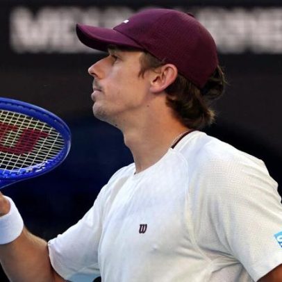 De Minaur vence Tiafoe e mantém esperança australiana