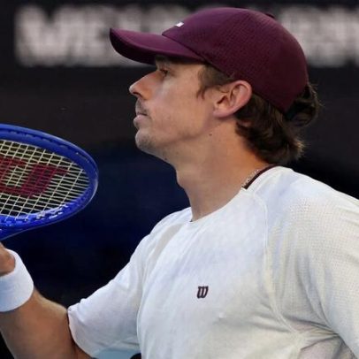 De Minaur vence Tiafoe e mantém esperança australiana