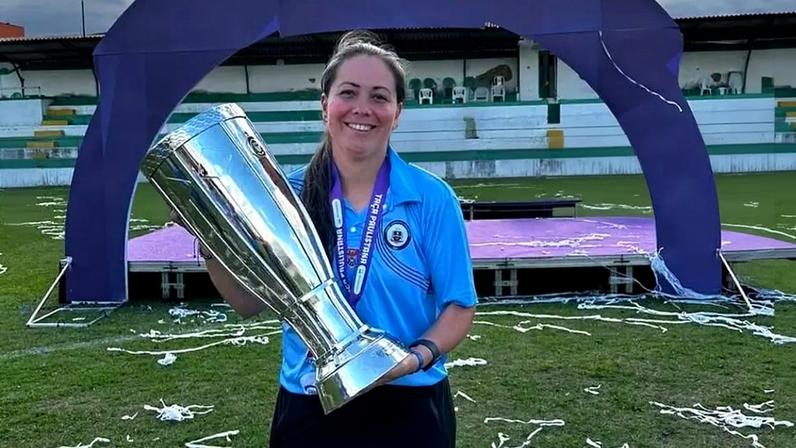 Denise Fernandes levanta troféu da Copa Paulistana. (Foto: reprodução/redes sociais)