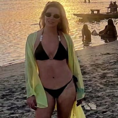 Mãe de Luísa Sonza posa de biquíni na praia e comenta estar presente