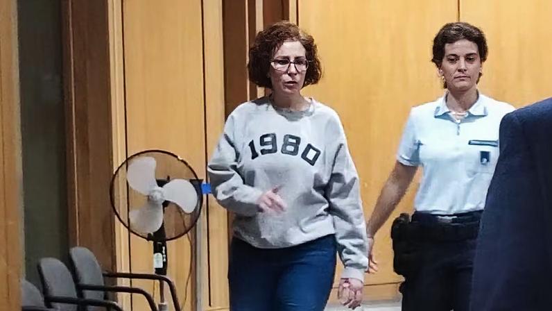 A deputada licenciada Carla Zambelli chega para audiência no Tribunal de Apelações de Roma, em 27 de agosto de 2025. — Foto: TV Globo