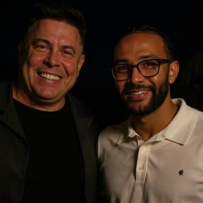 Memphis Depay, do Corinthians, posa ao lado de Ronaldo Fenômeno