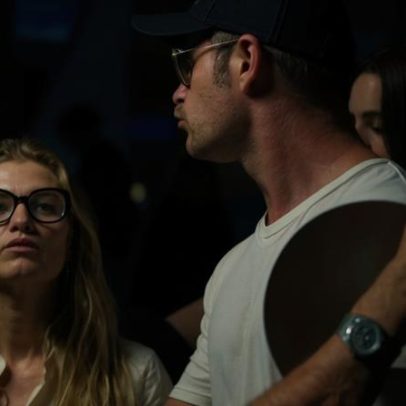 Chris Hemsworth faz rara aparição pública com a esposa usando relógio milionário