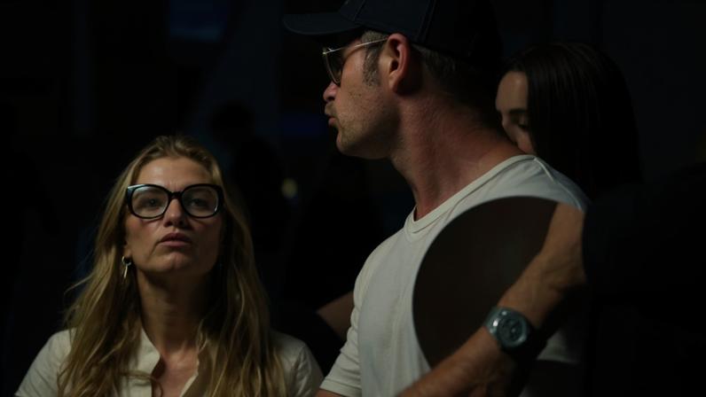 Chris Hemsworth faz rara aparição pública com esposa e relógio avaliado em mais de R$ 1 milhão — Foto: Grosby Group