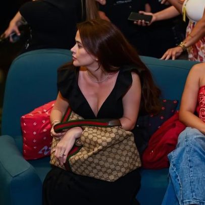 Jorge & Mateus aparecem com as esposas em cruzeiro que celebra 20 anos da dupla