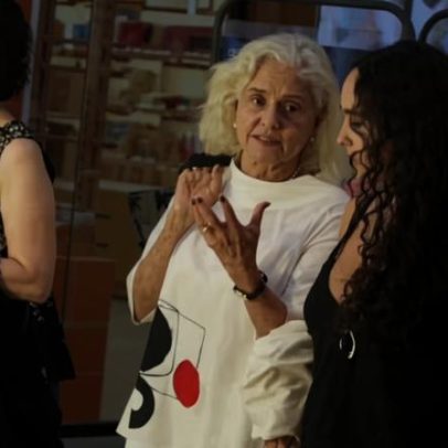 Marieta Severo faz aparição com filha Silvia Buarque e neta em shopping