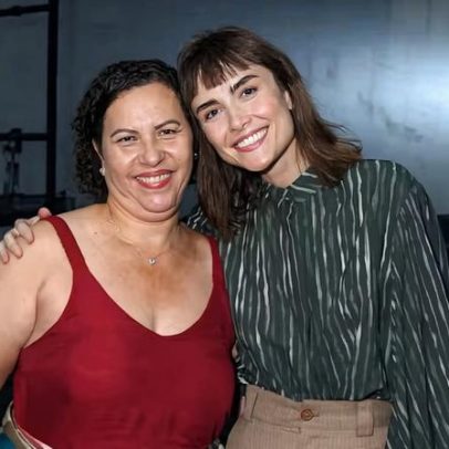 Maria Casadevall aparece com a sogra após reestreia de espetáculo com Gianecchini