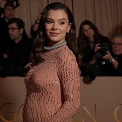 Hailee Steinfeld, grávida, usa vestido rosa no Globo de Ouro 2026
