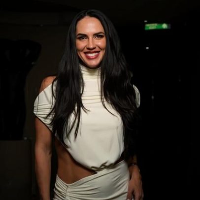 Graciele Lacerda usa look ousado em 1ª noite de show no navio de Zezé Di Camargo