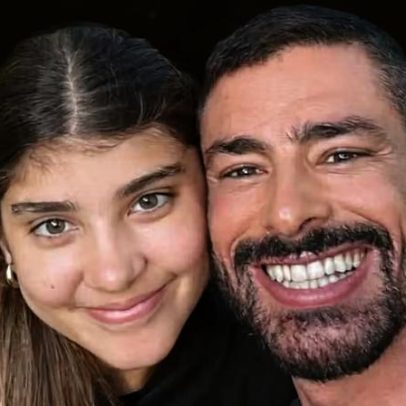 Cauã Reymond comenta perrengues de ser pai de menina e dor lombar