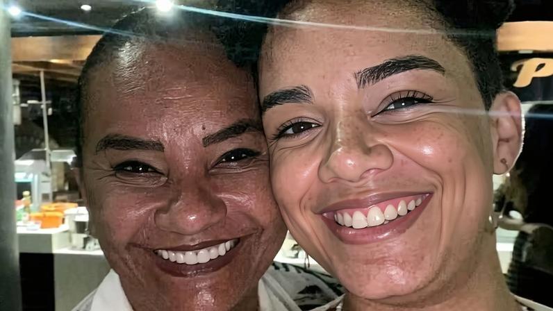 Morena Mariah ao lado da mãe, Solange Couto