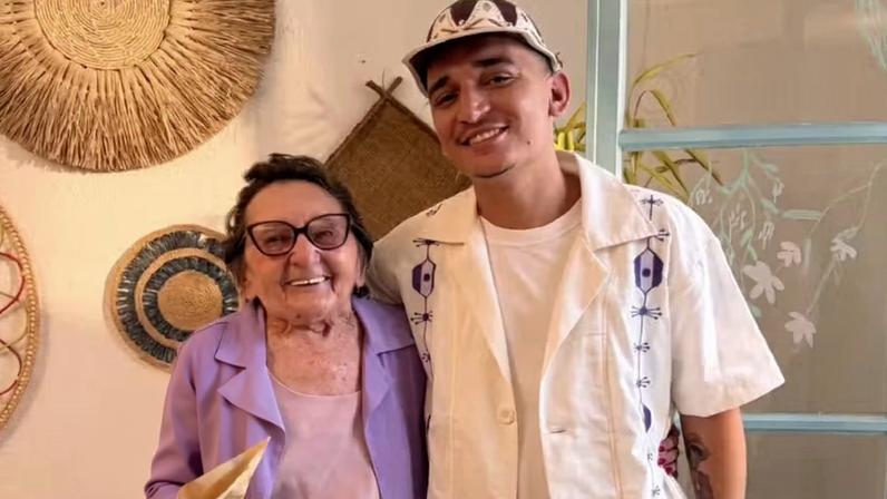 Tânia Maria, de 'O Agente Secreto', posa com João Gomes — Foto: Reprodução/Instagram