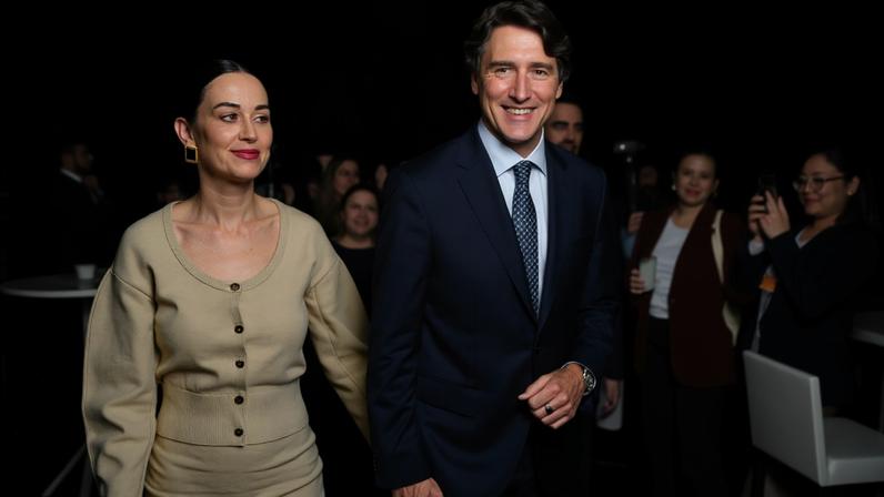Katy Perry e Justin Trudeau surgem de mãos dadas em evento oficial na Suíça — Foto: Grosby Group