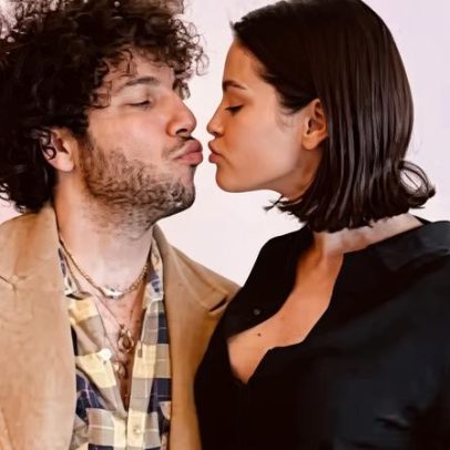 Selena Gomez e Benny Blanco posam em clima romântico