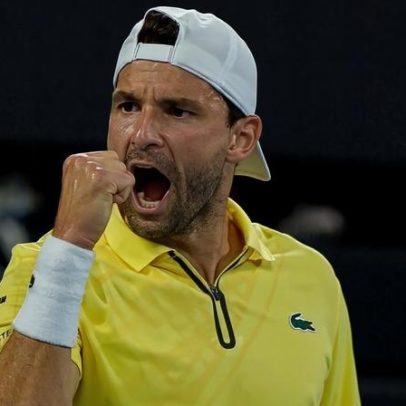 Dimitrov, bicampeão em Brisbane, faz boa estreia e comemora