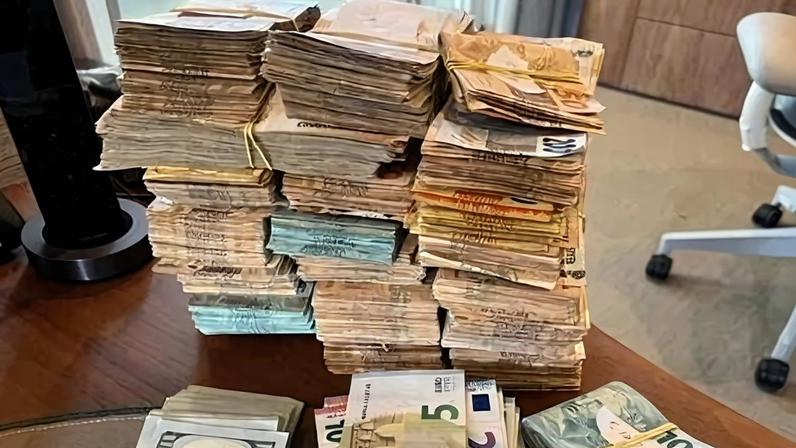Dinheiro em espécie apreendido pela PF em operação contra envolvidos no caso do banco Master