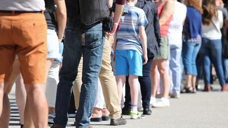 Corta-fila agride pai na Disneyland diante da família