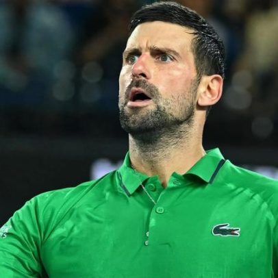 Djokovic vence duelo de 4h com Sinner e mira 25º Slam diante de Alcaraz