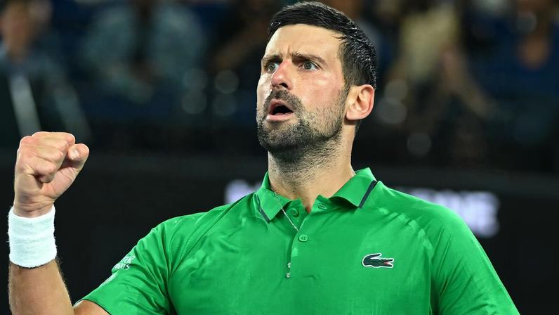 Djokovic vence duelo de 4h com Sinner e mira 25º Slam diante de Alcaraz