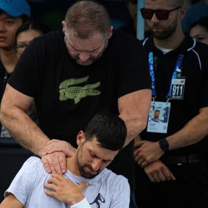 Djokovic desiste de treino em Melbourne por dores