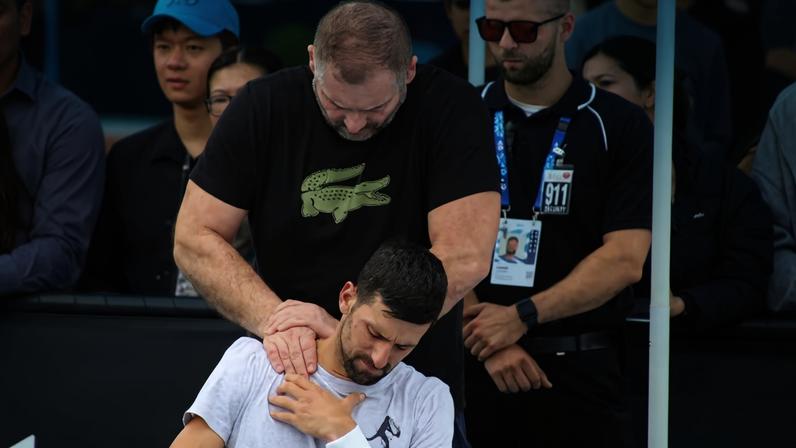 Djokovic desiste de treino em Melbourne por dores