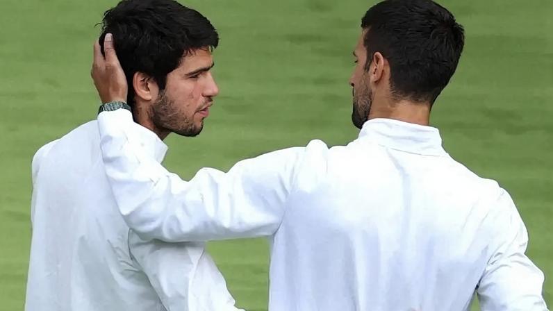 Alcaraz e Djokovic na final de Wimbledon em 2024 (Arquivo)