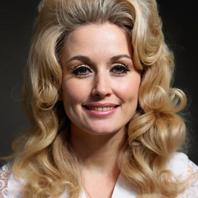 Dolly Parton assume controle de sua arte com Coat of Many Colors