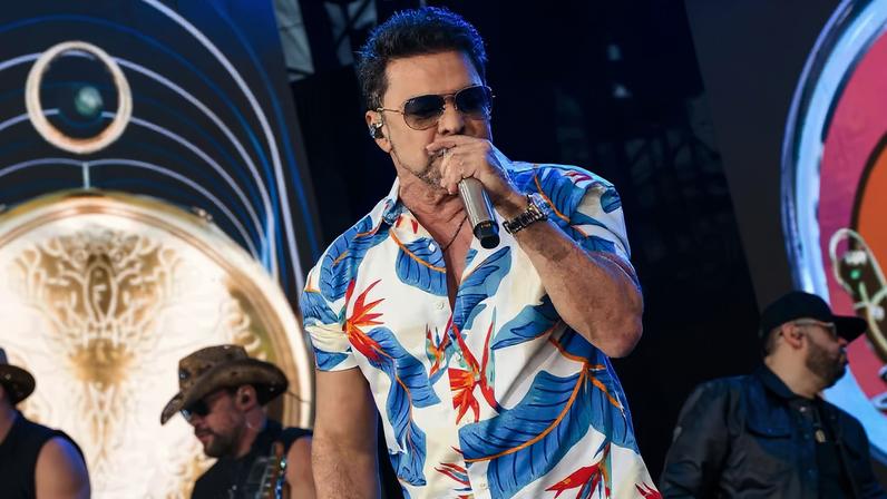 Zezé Di Camargo faz show para multidão em cruzeiro temático que leva seu nome — Foto: Brazil News