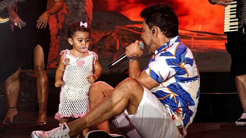 Clara Di Camargo, filha de Zezé Di Camargo, 'invade' show do pai em navio e rouba a cena