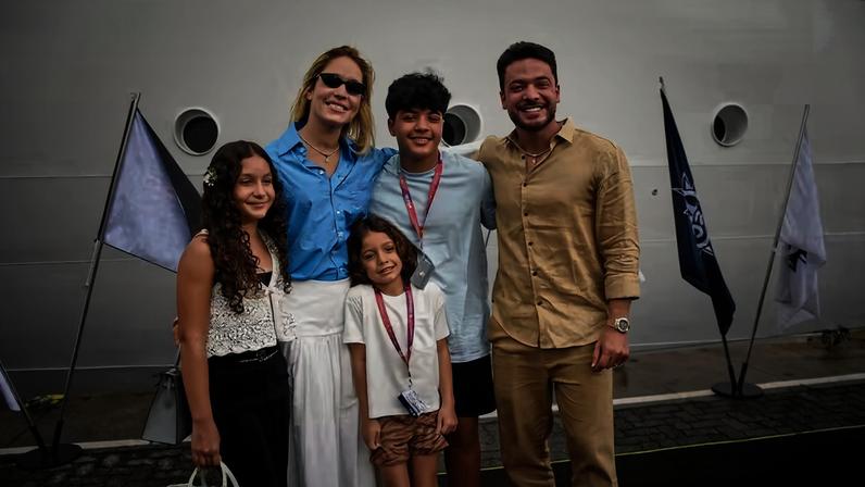 Wesley Safadão embarca no seu navio temático, WS on Board, ao lado da família — Foto: Brazilnews
