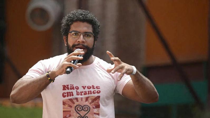 O historiador e youtuber Jones Manoel fala durante debate sobre comunicação na Bienal da Une, no Rio de Janeiro - Tomaz Silva/Agência Brasil