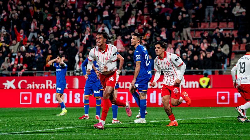 Vitor Reis comemora gol nos acréscimos pelo Girona — Foto: Girona