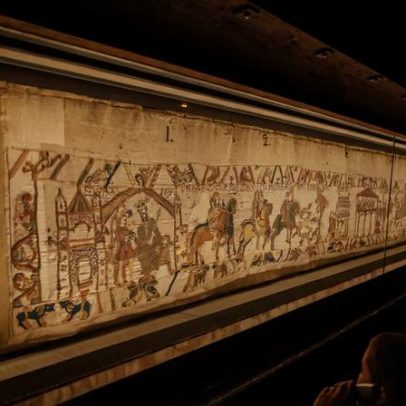 Hockney critica planos de emprestar Bayeux Tapestry ao Reino Unido