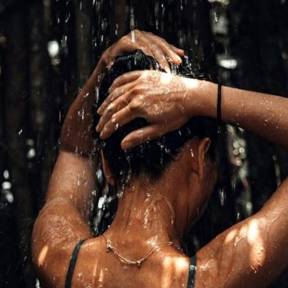 Tomar banho à noite pode indicar certas características, segundo a psicologia