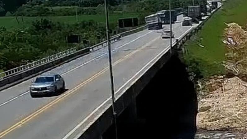 Momento do acidente que deixou 11 mortos em Pelotas (RS)