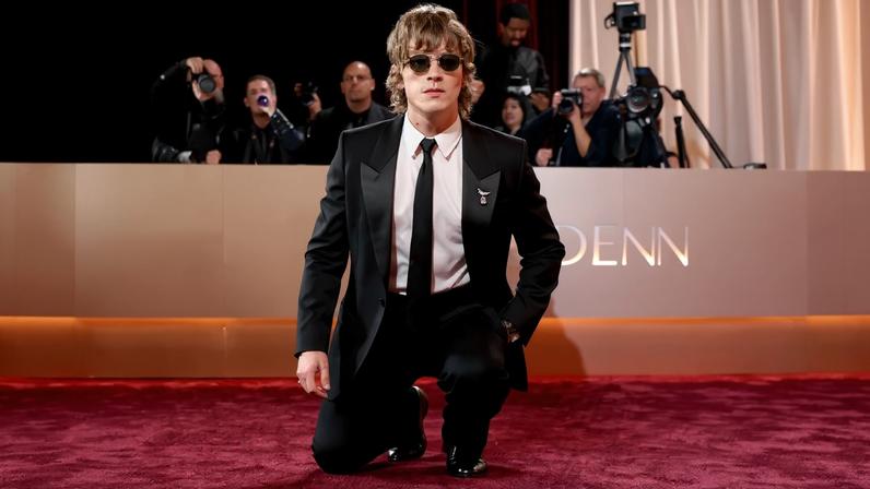 Rivalidade entre Connor Storrie e Hudson Williams eleva trajes no Golden Globes