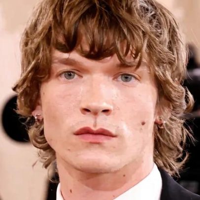 Mullet de Connor Storrie para Globos de Ouro inspirado em Kurt Cobain
