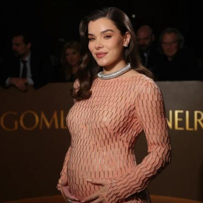 Hailee Steinfeld exibe barriga de gestante no red carpet do Golden Globes 2026