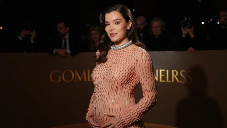Hailee Steinfeld showed off her baby bump at the Golden Globes 2026 red carpet on sunday.